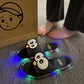👣LED-es rajzfilmfigurás csúszásgátló papucs👟✨